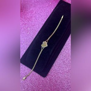 Estoy vendiendo este pulsera d corazón en oro 10 K con oro blanco
